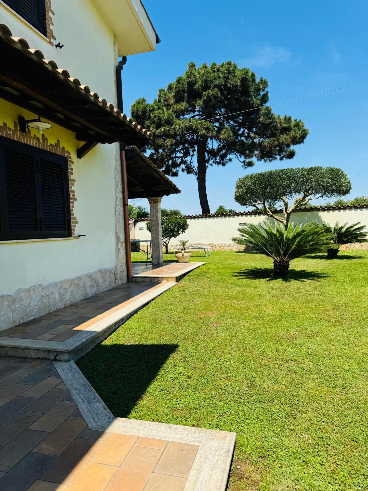 Gold House Luxury Anzio Villa Exterior photo